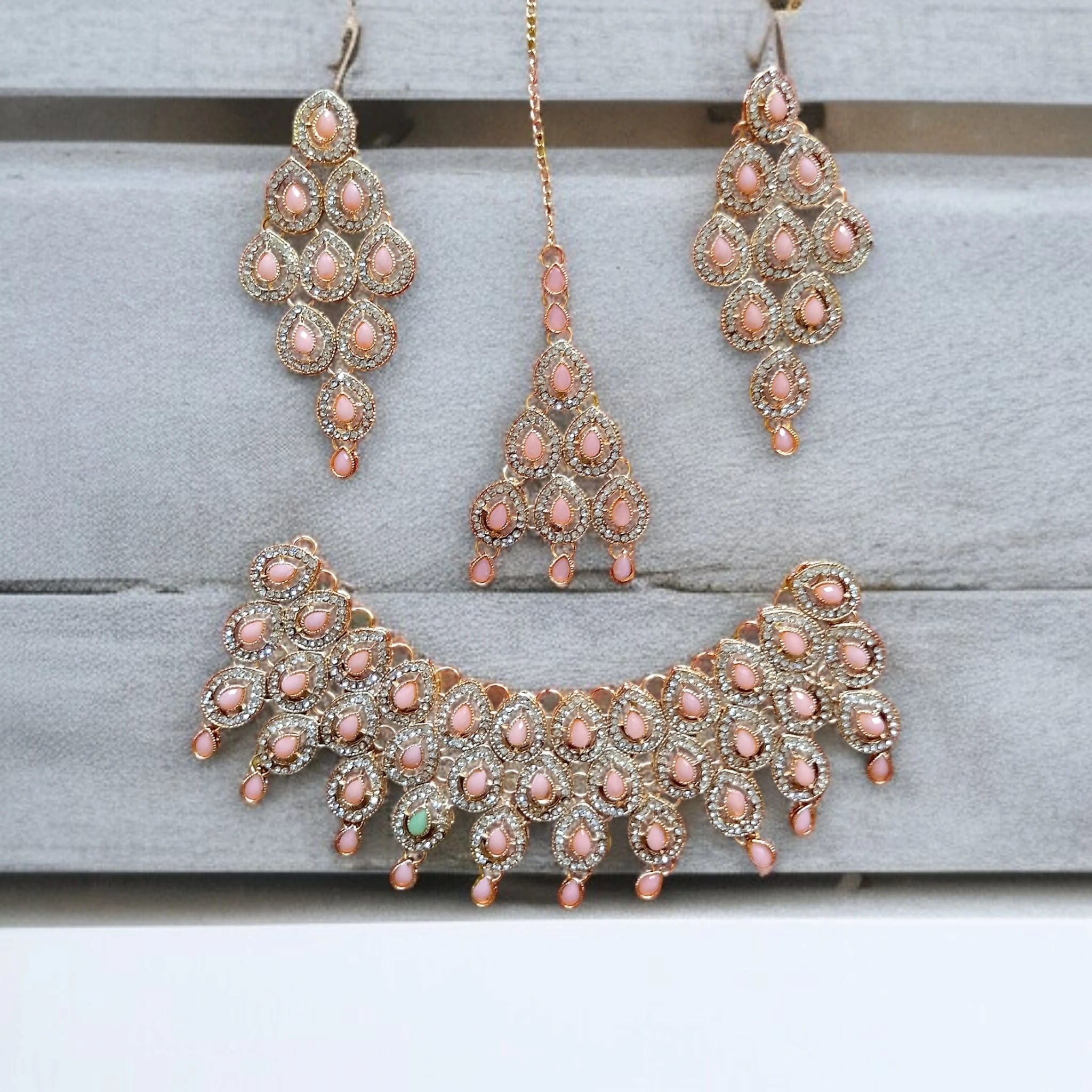 Buy Pink colour jewellery set with necklace , earrings and tikka at best price in pakistan